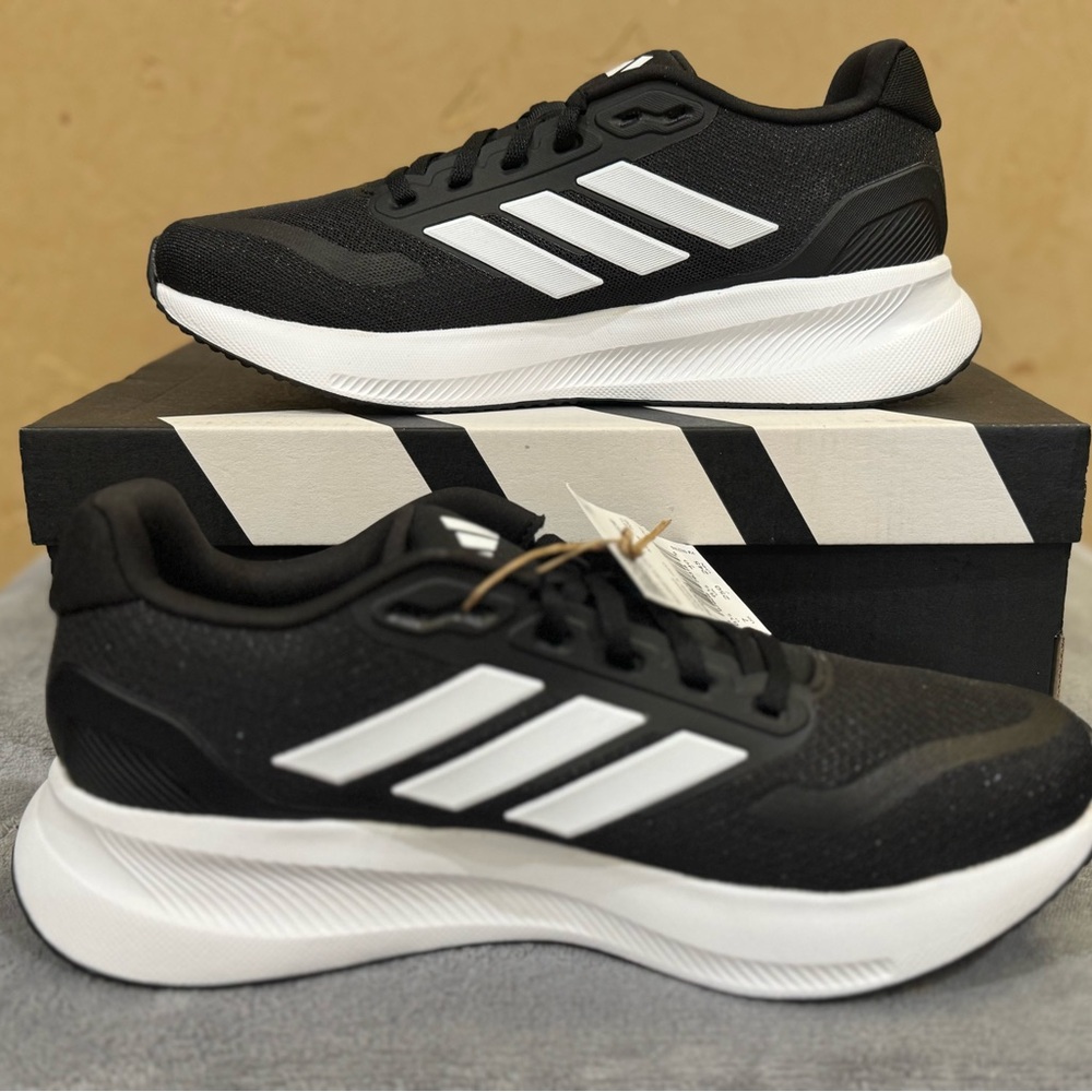 Adidas Men Runfalcon 5 Sneakers
Size 7